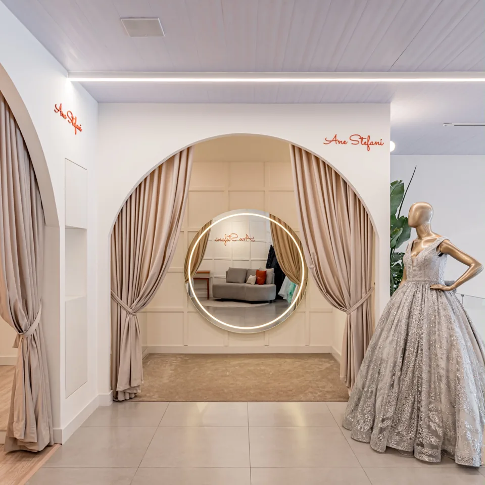 Área de provadores da Ane Stefani com cortinas e espelho
