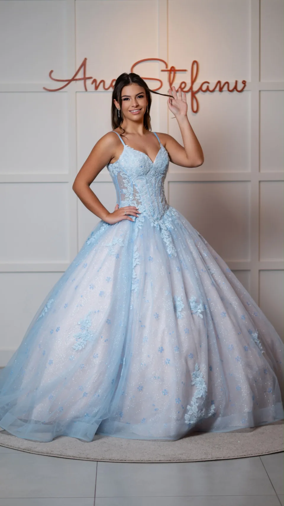 Vestido azul claro com detalhes florais