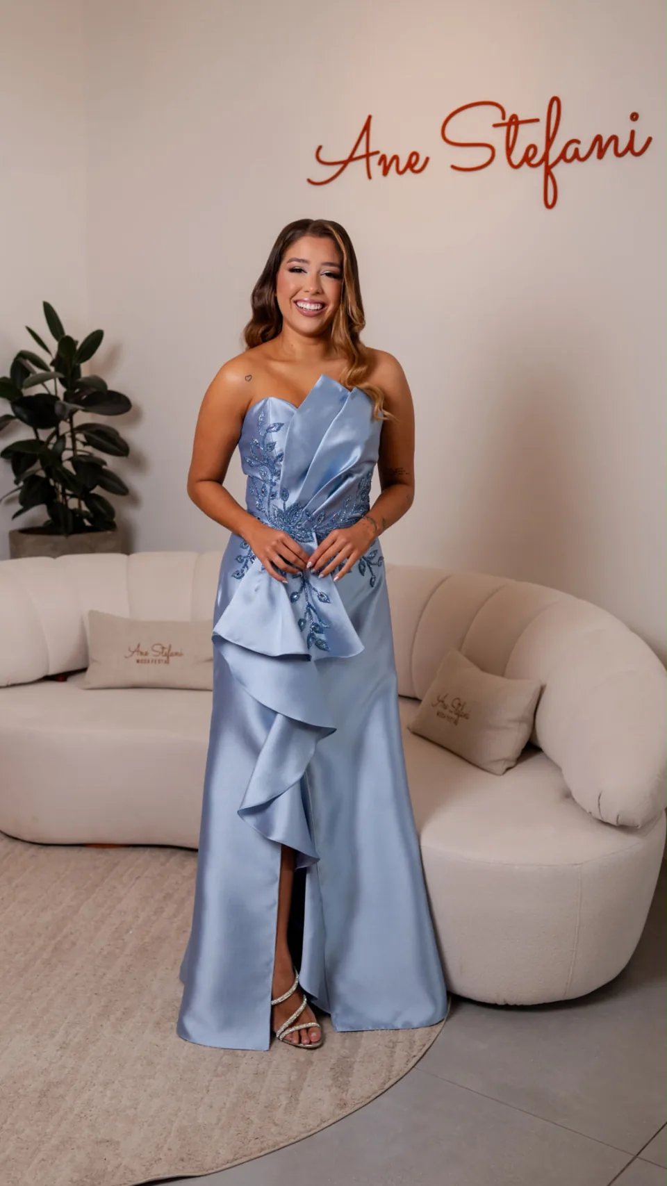 Vestido azul claro com drapeados e bordados