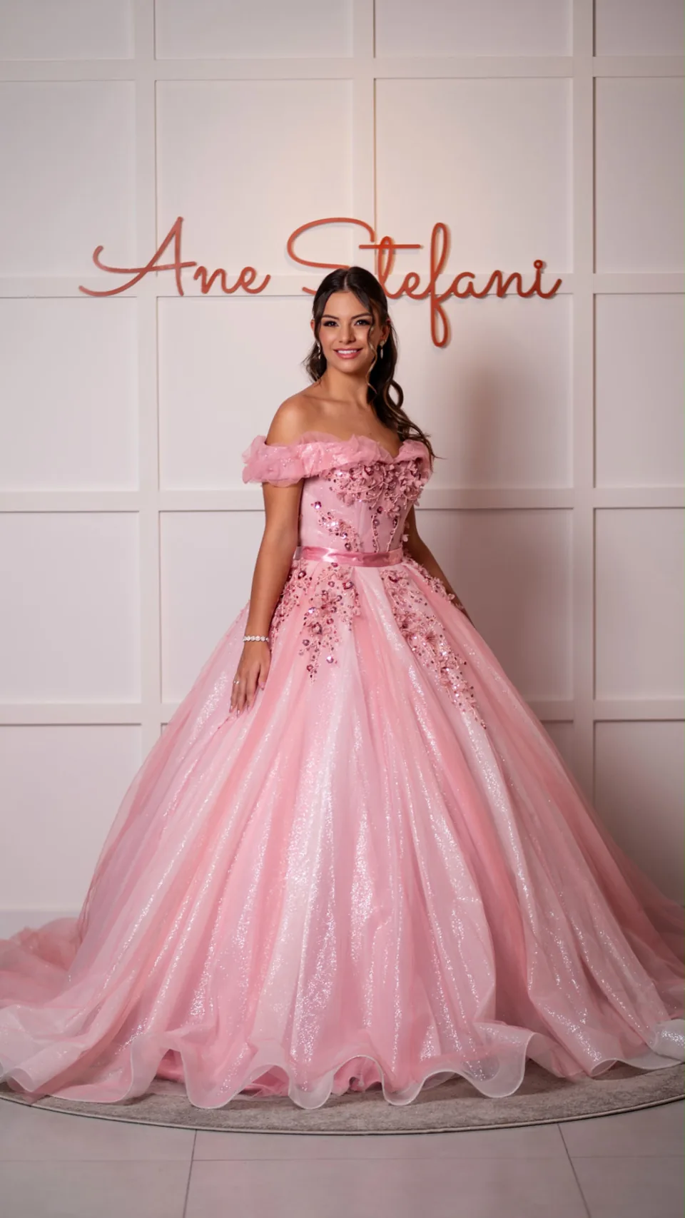 Vestido rosa volumoso com ombros à mostra
