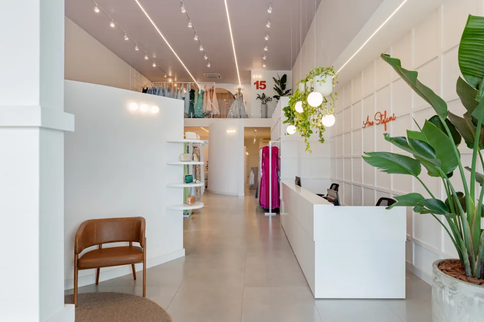 Interior da loja Ane Stefani com acervo e recepção