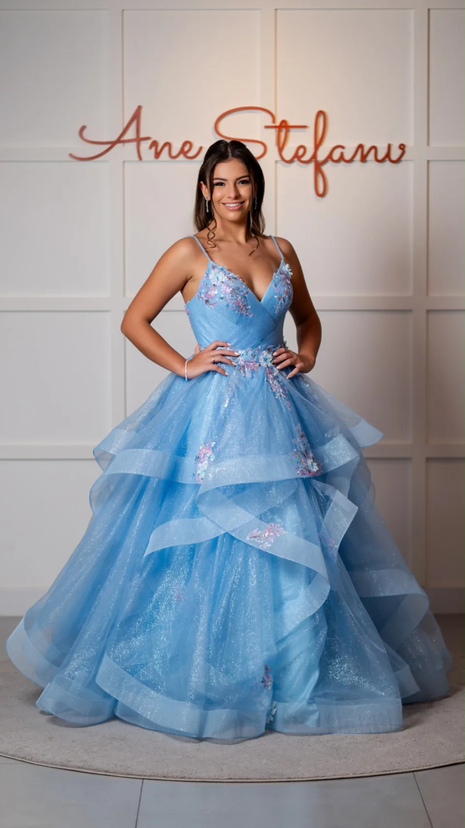 Vestido azul com saia volumosa em camadas