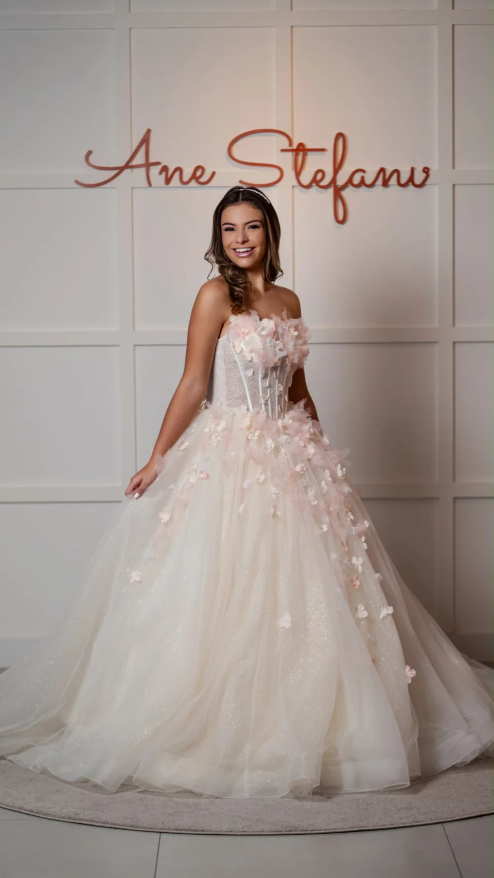 Vestido claro com brilho e saia ampla