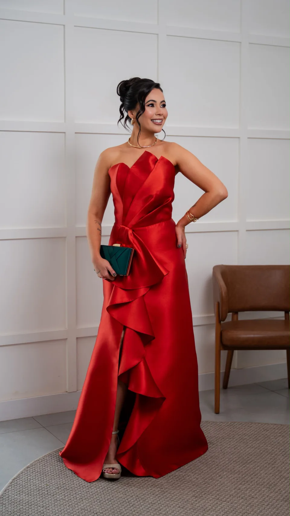 Vestido longo vermelho com drapeado e fenda