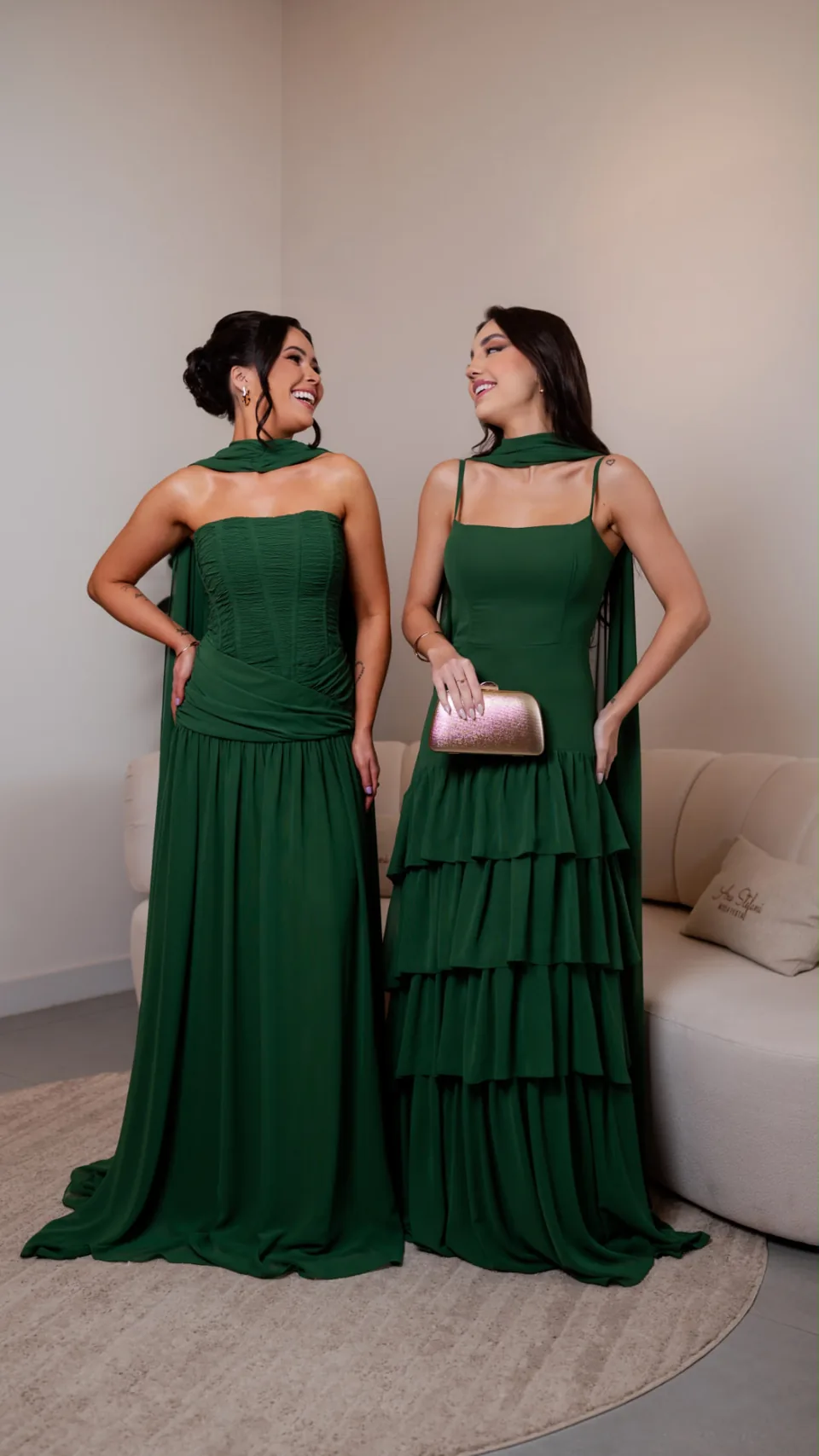 Duas propostas de vestidos verdes fluidos